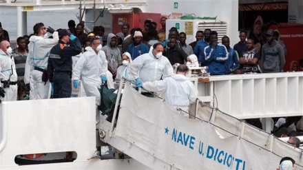 About 932 refugees, 2 dead bodies arrive on boat in Italy's Catania