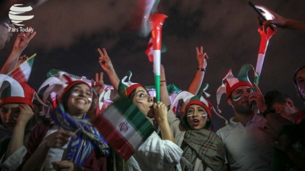 Festimet e iranianëve pas fitores së ekipit kombëtar të futbollit ndaj Marokut
