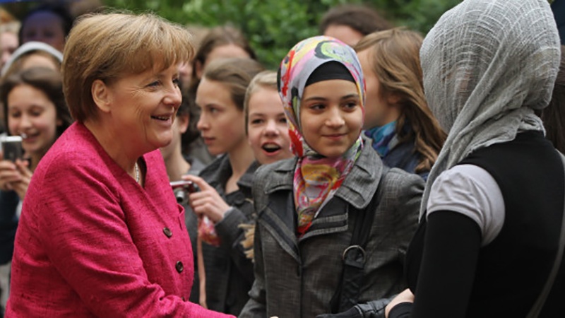 Kanselir Jerman Angela Merkel berbincang dengan pelajar Muslim di Jerman, Maret 2018.