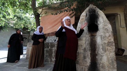 Dohuk, në veri të Bagdadit, gratë dhe burrat e komunitetit Izedi në faltoren Lalish