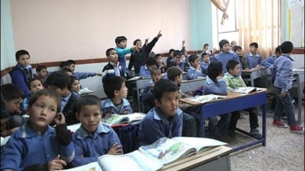 イランの学校に、１０万３０００人の外国人の子供が入学