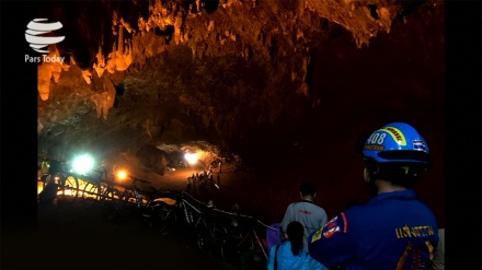 Thailandia; fuori dalla grotta quattro ragazzi