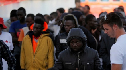 Barco de ONG espanhola resgata 60 imigrantes no mar Mediterrâneo