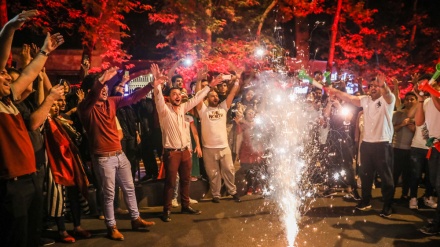 Ｗ杯イラン勝利後、人々が喜ぶ様子（映像・画像）