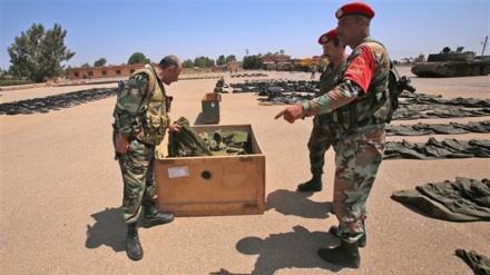 Síria exibe armas capturadas de militantes na operação de Dara'a