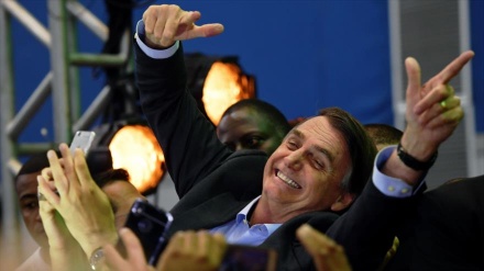 Ultraderechista Bolsonaro asume candidatura presidencial en Brasil