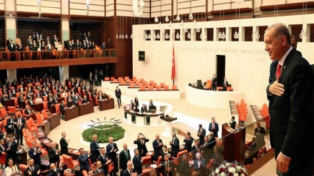 Parlamentares turcos fazem juramento sob novo sistema de governo 