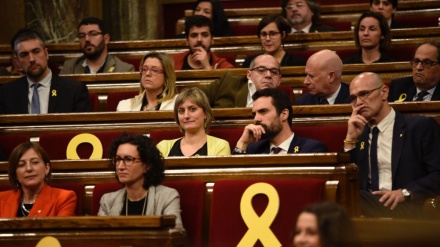El Parlament de Cataluña obedece al Supremo y corta el sueldo de los diputados