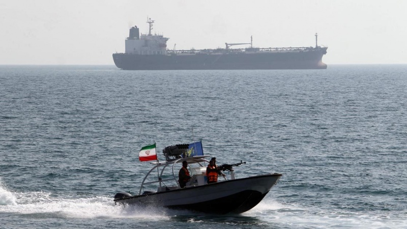 Perahu cepat Angkatan Bersenjata RII di Selat Hormuz.