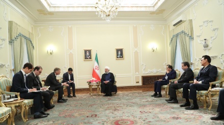 Presidente Rouhani em reunião com novo embaixador britânico em Teerã