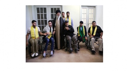 L’Ayatollah Khamenei riceve veterani di guerra di Hezbollah