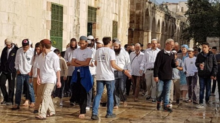 Yüzlerce Siyonist, Aksa'ya baskın düzenledi