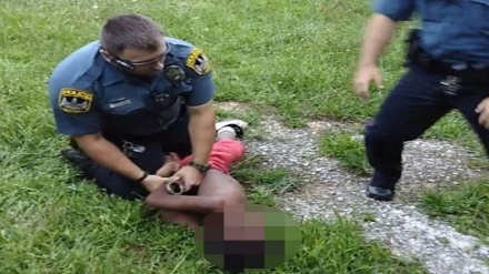 アメリカの警察が黒人の子供に暴力的な対応