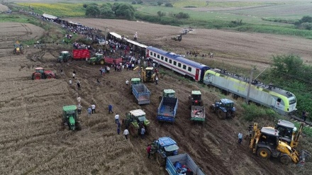 トルコで列車脱線事故、２４人が死亡