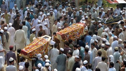 Milhares de paquistaneses participam do funeral do político anti-Talibã 
