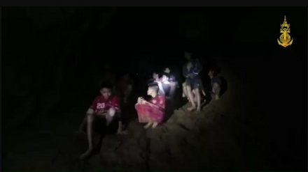 থাইল্যান্ডের গুহায় আটকা পড়া ১২ শিশু ফুটবলারের সন্ধান লাভ