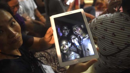 Thai boys, coach receive food, treatment inside cave