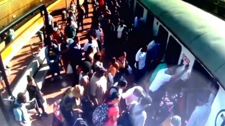 アメリカで、電車とホームに挟まれ重傷の女性が、費用の高さを理由に救急車を呼べず