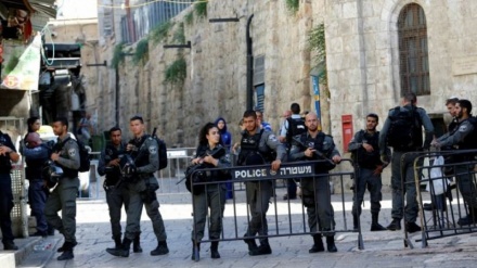 Wanajeshi wa utawala wa Kizayuni wauhujumu Msikiti wa Al Aqsa wakati wa Sala
