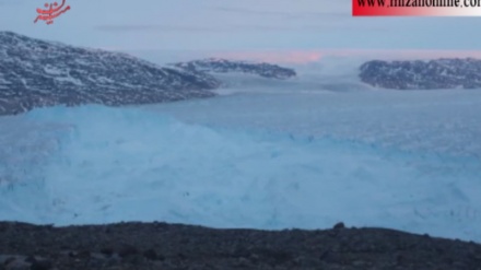 Гренландияда  улкан айсберг бир қисмининг иккига бўлиниш манзараси. (ВИДЕО) 