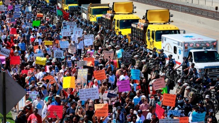 アメリカ・シカゴで銃と経済問題に反対する数千人の抗議運動が実施