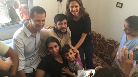 Rais al-Assad wa Syria na mkewe wazitembelea familia za mashahidi wa vita 