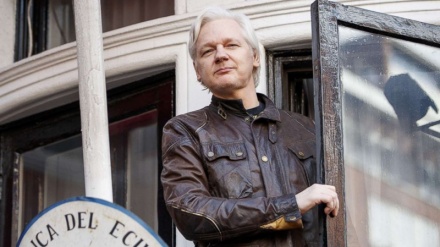 Assange largohet nga ambasada e Ekuadorit në Londër