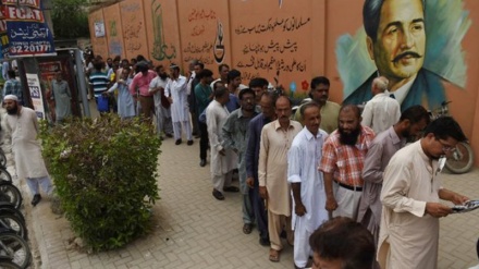 Pakistan, al via elezioni parlamentari, sospesi servizi di telefonia mobile