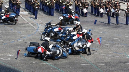 Francia: Il tricolore sbagliato, i gendarmi cadono di fronte a Macron