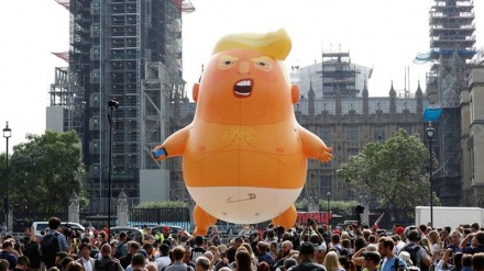 ロンドン市民が、抗議デモで米大統領をお出迎え