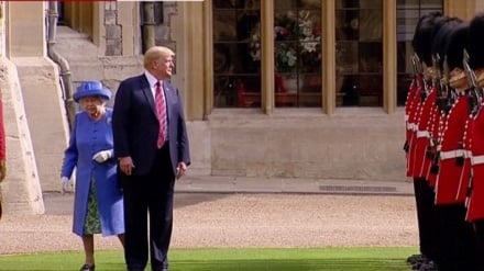 米大統領が外交儀礼上の誤りを犯し、閲兵式で英女王の前を歩く（映像あり）