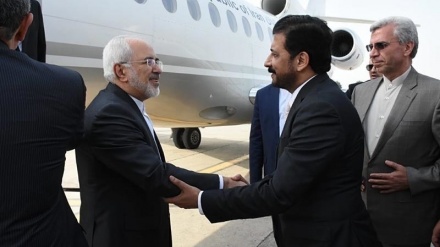 विदेश मंत्री ज़रीफ़ का पाकिस्तान दौरा, संसद सभपति से मुलाक़ात, प्रधानमंत्री और सेना प्रमुख से भी मिलेंगे