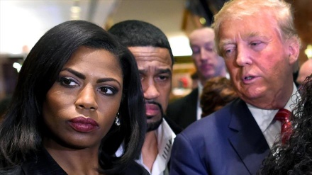 Trump refuta denuncia de asesora con los peores insultos