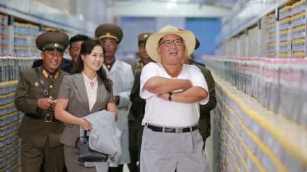 Lideri i Koresë Veriore viziton një fabrikë