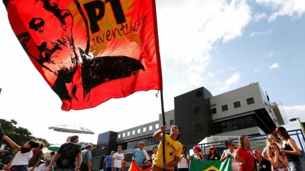 'Querem inventar uma democracia sem o povo', afirma Lula em carta ao PT