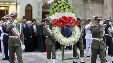 Presidenti i Republikës Islamike të Iranit rilidh besën me imam Khomeinin(ra)