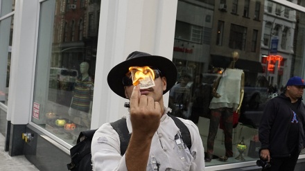 トルコの人々、ドル札を燃やしてアメリカの制裁に応じる（動画）