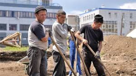 Қирғизистонлик меҳнат муҳожирлари ўз юртига 2 миллиард доллардан кўпроқ пул юборишган