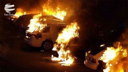 स्वीडन में नक़ाब पोश लोगों ने जला डालीं 80 कारें