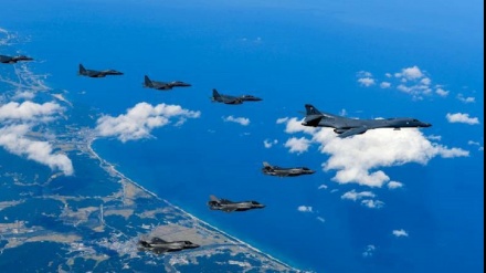 中国军方向飞入中国南海一架美海军战机发出警告