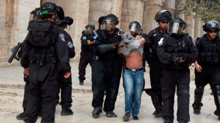 Policía israelí arresta a 4 trabajadores palestinos en mezquita Al-Aqsa