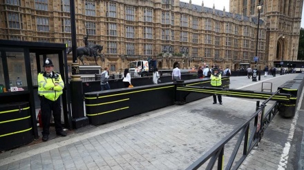 Homem preso após suposto ataque perto de Parlamento britânico é identificado pela polícia 