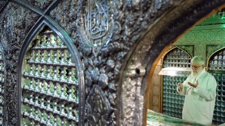 İslam İnkılabı Rehberi Hz. İmam Rıza'nın (a.s) kutsal türbesini temizleme merasimine katıldı