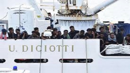 Italia: manifestazioni antirazzista al porto: centri sociali cacciano i militanti Pd