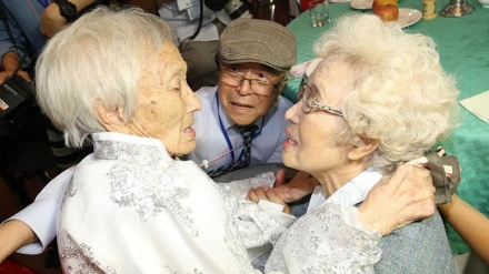 65 йилдан сўнг икки Корея оилалари бир-бирлари билан дийдор кўришди. (СУРАТЛАР)