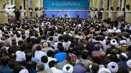 Fotos: Líder persa se reúne con miles de iraníes