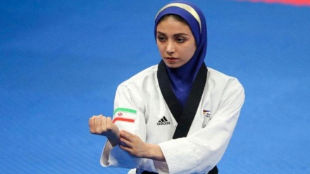 Pertandingan Atlet Taekwondo Putri Indonesia dan Iran