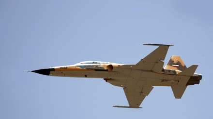 نمایش اقتدار بومی ایران با پرواز جنگنده مافوق صوت «کوثر»