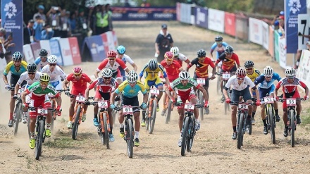 Iranian Cyclists Race in Asian Games (Photos)