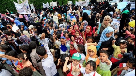 イエメンで、サウジアラビアの空爆で死亡した子供たちの葬儀